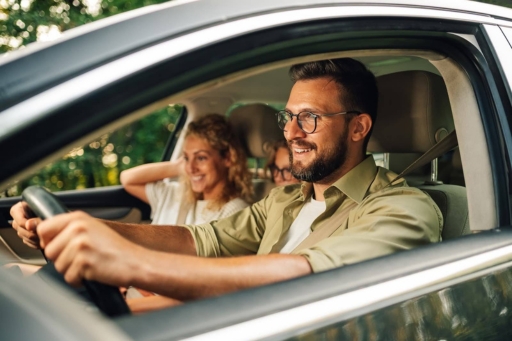 Famille heureuse en voiture.