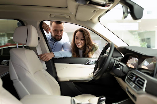 Jeune adulte devant voiture