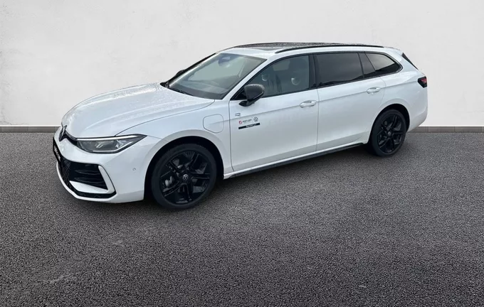 VOLKSWAGEN PASSAT 1.5 eHybrid 272 DSG6 R-Line extérieur trois quart avant gauche 4962
