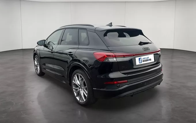 AUDI Q4 E-TRON 45 285 ch 82 kWh extérieur trois quart arrière gauche 2133438