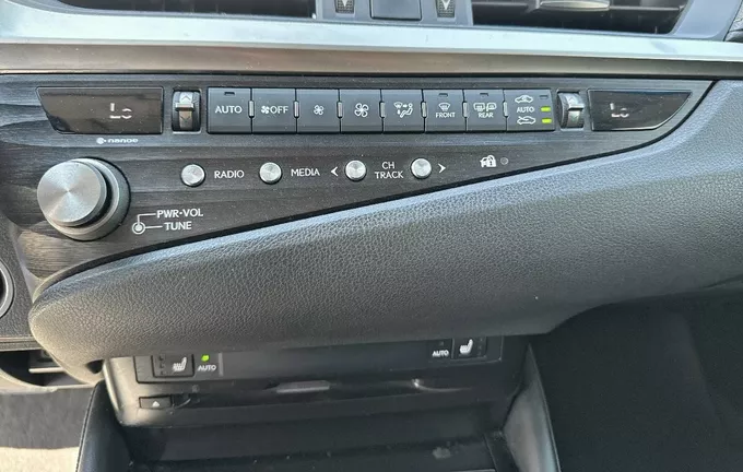 LEXUS ES 300h Business photo 14 1103803