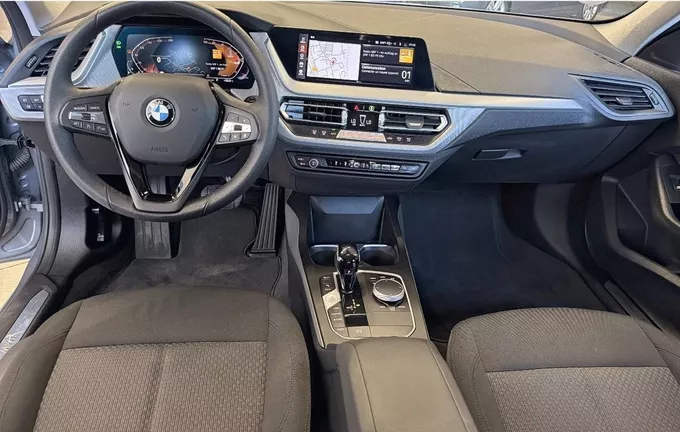 BMW SERIE 1 118i 136 ch DKG7 Business Design extérieur trois quart avant droit 213076