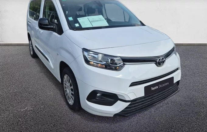 TOYOTA PROACE CITY VERSO MC23 Proace City Verso TPMR Long 1.2L 110 VVT-i BVM6 Dynamic extérieur trois quart avant droit 1103618