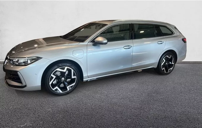 VOLKSWAGEN PASSAT 1.5 eHybrid 272 DSG6 R-Line extérieur trois quart arrière gauche 2130844