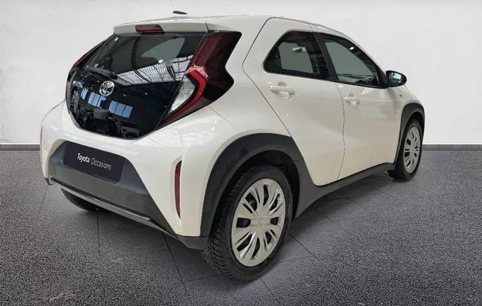 TOYOTA AYGO X 1.0 VVT-i 72 Dynamic extérieur trois quart arrière droit 1103373