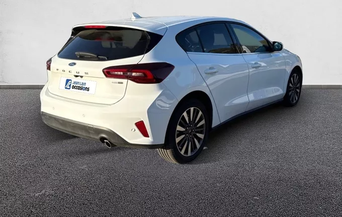 FORD FOCUS 1.0 Flexifuel 125 S&S mHEV Titanium Design extérieur trois quart arrière droit 2126808