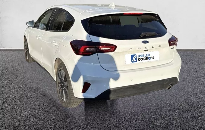 FORD FOCUS 1.0 Flexifuel 125 S&S mHEV Titanium Design extérieur trois quart arrière gauche 2126808