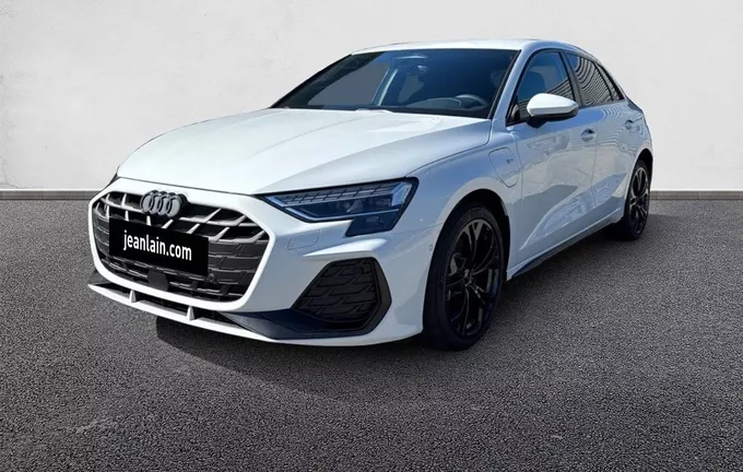 AUDI A3 Sportback TFSI e Hybride rechargeable 204 S tronic 6 S line extérieur trois quart avant gauche 5137