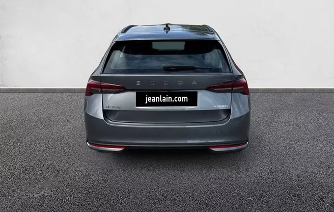 SKODA OCTAVIA Combi 1.5 TSI Hybrid 150 ch ACT DSG7 Clever extérieur arrière 3362