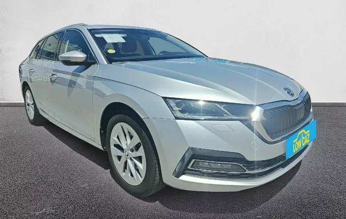 SKODA OCTAVIA Combi 2.0 TDI 150 ch DSG7 Style extérieur trois quart avant droit 213091