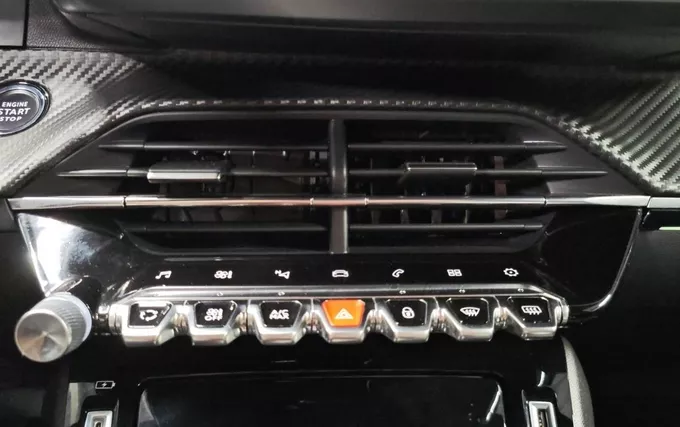 PEUGEOT 2008 PureTech 130 S&S EAT8 GT photo 19 2132766