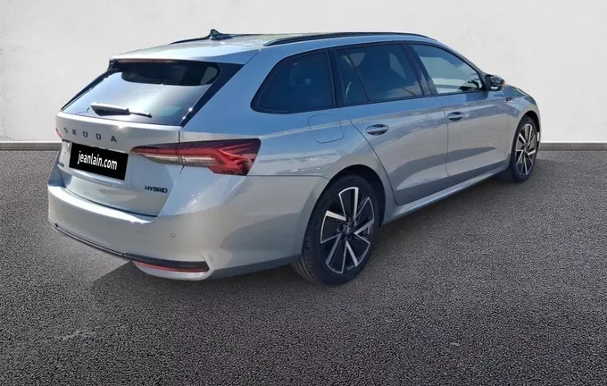 SKODA OCTAVIA Combi 1.5 TSI Hybrid 150 ch ACT DSG7 Sportline extérieur trois quart arrière droit 4970