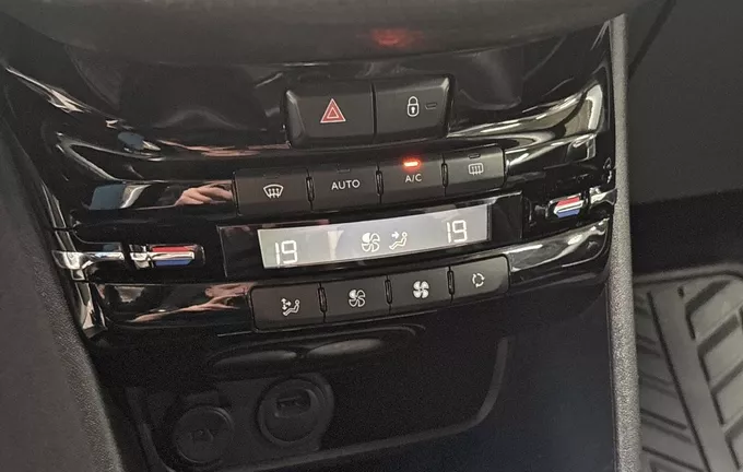 PEUGEOT 2008 PureTech 130ch S&S BVM6 Allure photo 14 2131400