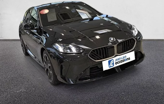 BMW SERIE 1 120 170 ch DKG7 M Sport extérieur trois quart avant droit 2128903