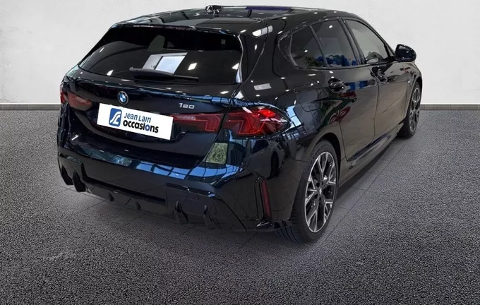 BMW SERIE 1 120 170 ch DKG7 M Sport extérieur trois quart arrière droit 2128903