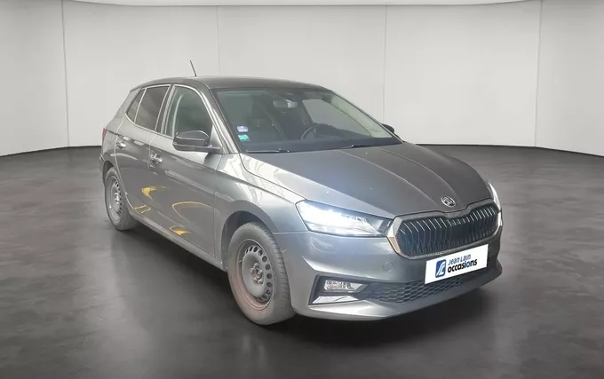 SKODA FABIA 1.0 MPI 80 ch BVM5 Ambition extérieur trois quart avant droit 2132258