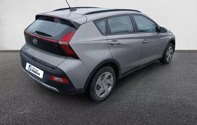 HYUNDAI BAYON 1.0 T-GDi 100 Hybrid 48V Initia extérieur trois quart arrière droit 13865