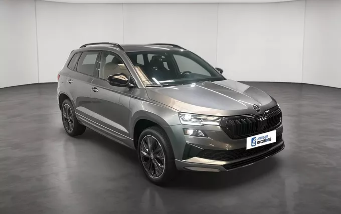 SKODA KAROQ 1.5 TSI Evo 2 150 ch ACT DSG7 Sportline extérieur trois quart avant droit 2132424