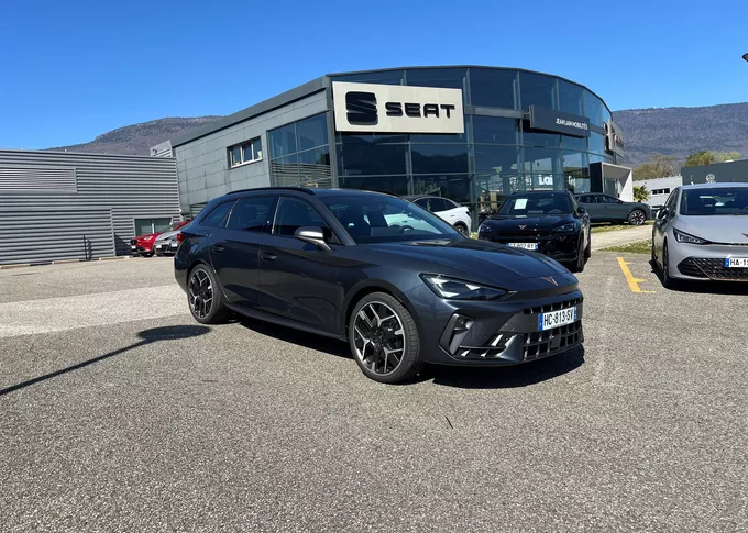 CUPRA LEON Sportstourer eHybrid 272 ch DSG6 VZ extérieur trois quart avant gauche 2116