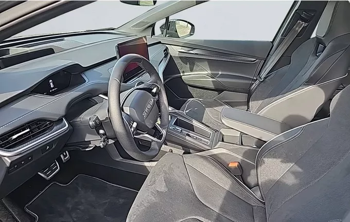 SKODA ENYAQ Coupé 85 Sportline extérieur trois quart avant droit 4106