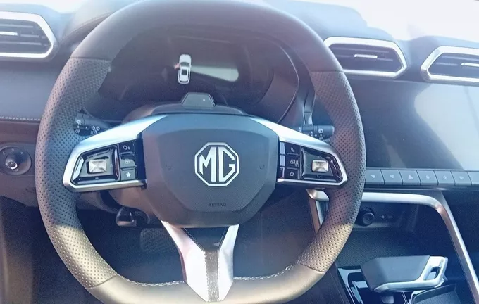 MG ZS 1.5 L Hybrid+ 197 ch Luxury photo 12 8709