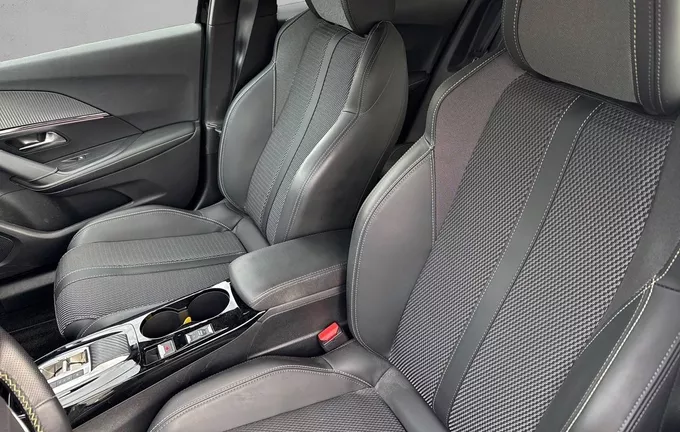 PEUGEOT 2008 PureTech 130 S&S EAT8 photo 20 2130644