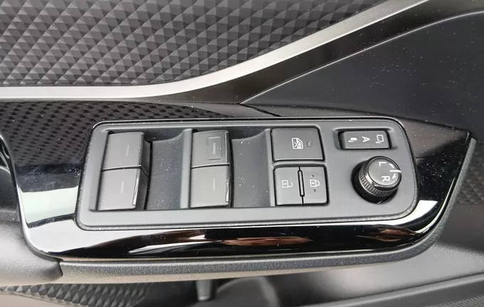 TOYOTA C-HR Hybride 1.8L Edition photo 10 1100372