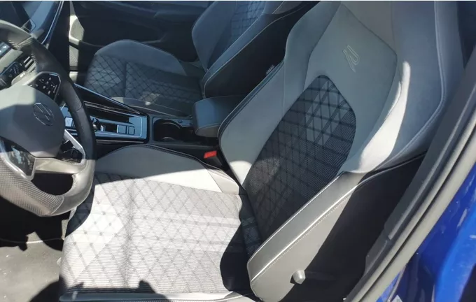 VOLKSWAGEN GOLF 1.5 eTSI OPF 150 DSG7 R-Line extérieur trois quart arrière droit 460510