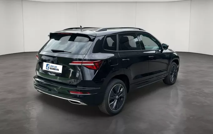 SKODA KAROQ 1.5 TSI Evo 2 150 ch ACT DSG7 Sportline extérieur trois quart arrière droit 3672