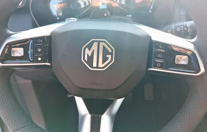 MG ZS 1.5 L Hybrid+ 197 ch Luxury photo 12 9449