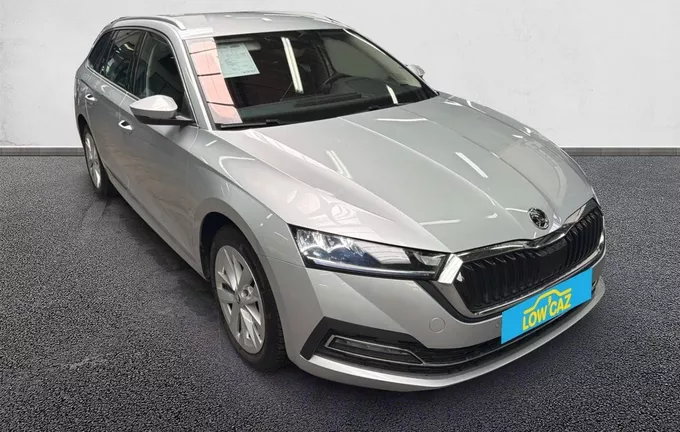 SKODA OCTAVIA Combi 2.0 TDI 150 ch DSG7 Style extérieur trois quart avant droit 213038