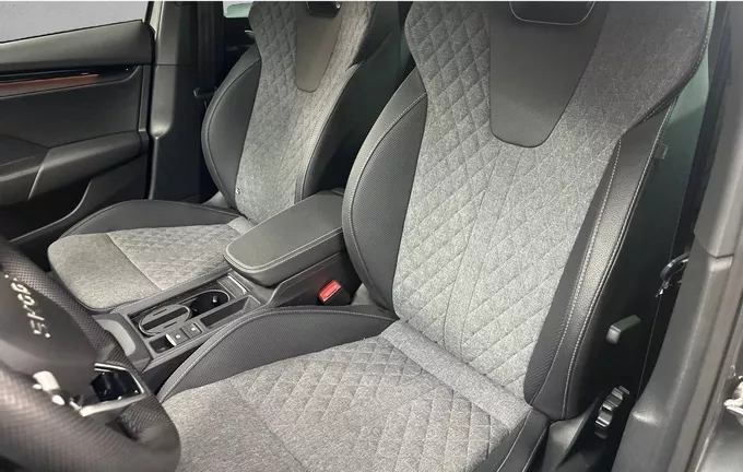 SKODA OCTAVIA Combi 1.5 TSI Hybrid 150 ch ACT DSG7 Sportline extérieur trois quart arrière droit 2126104