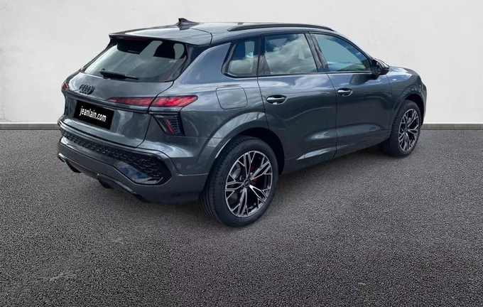 AUDI Q3 TFSI 150 ch Hybride S tronic 7 S line extérieur trois quart arrière droit 5123
