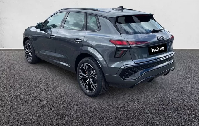 AUDI Q3 TFSI 150 ch Hybride S tronic 7 S line extérieur trois quart arrière gauche 5123