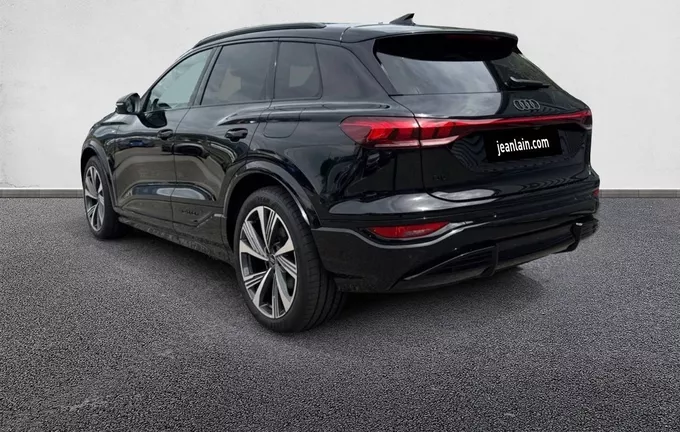 AUDI Q6 E-TRON 306 ch 100 kWh performance S line extérieur trois quart arrière gauche 7713
