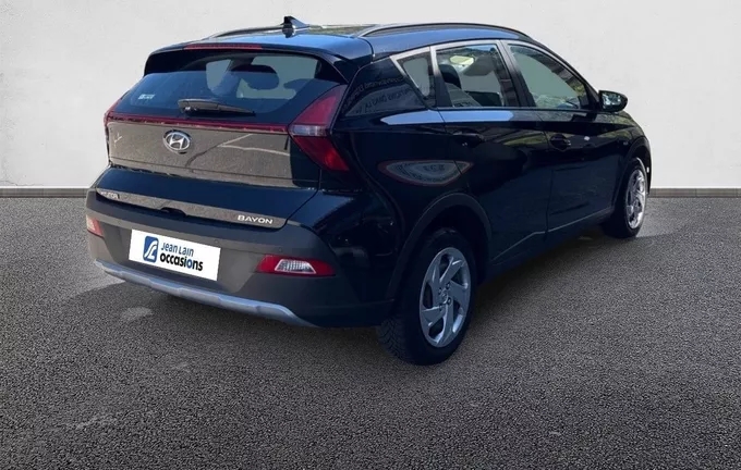 HYUNDAI BAYON 1.0 T-GDi 100 Hybrid 48V Initia extérieur trois quart arrière droit 13926