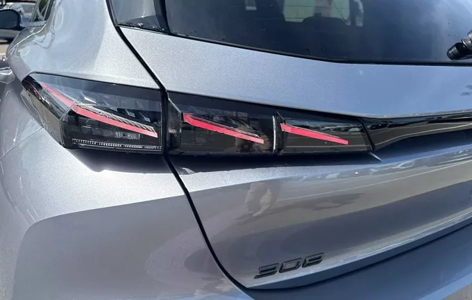 PEUGEOT 308 Hybrid 145 e-DCS6 Allure photo 17 945184