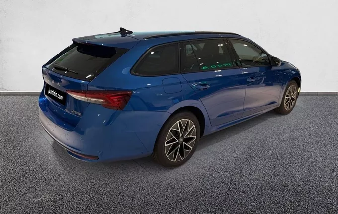 SKODA OCTAVIA Combi 1.5 TSI Hybrid 150 ch ACT DSG7 Clever extérieur trois quart arrière droit 4313