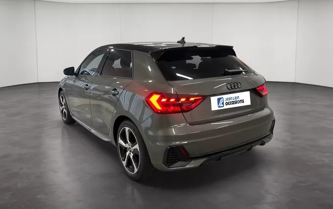 AUDI A1 Sportback 30 TFSI 116 ch S tronic 7 S Line extérieur trois quart arrière gauche 2133318