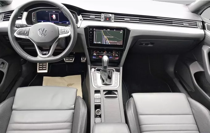 VOLKSWAGEN PASSAT SW 1.5 TSI ACT OPF 150 DSG7 R-Line extérieur trois quart avant droit 460425