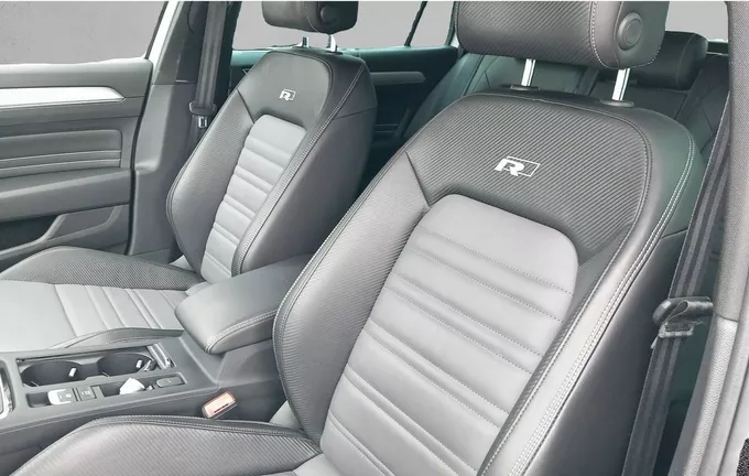 VOLKSWAGEN PASSAT SW 1.5 TSI ACT OPF 150 DSG7 R-Line extérieur trois quart arrière droit 460425
