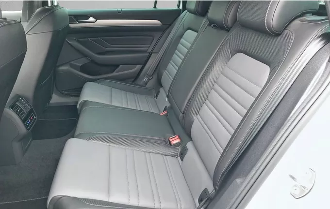 VOLKSWAGEN PASSAT SW 1.5 TSI ACT OPF 150 DSG7 R-Line extérieur arrière 460425