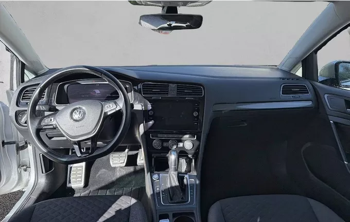 VOLKSWAGEN GOLF 2.0 TDI 150 FAP DSG7 Confortline extérieur trois quart avant droit 560428