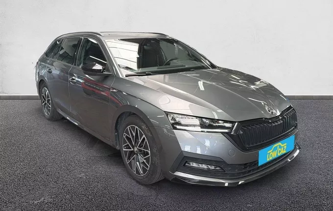 SKODA OCTAVIA Combi 1.5 TSI mHEV e-TEC 150 ch ACT DSG7 Sportline extérieur trois quart avant droit 213227
