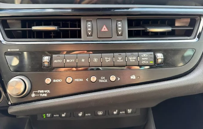 LEXUS ES 300h Executive photo 14 1103400