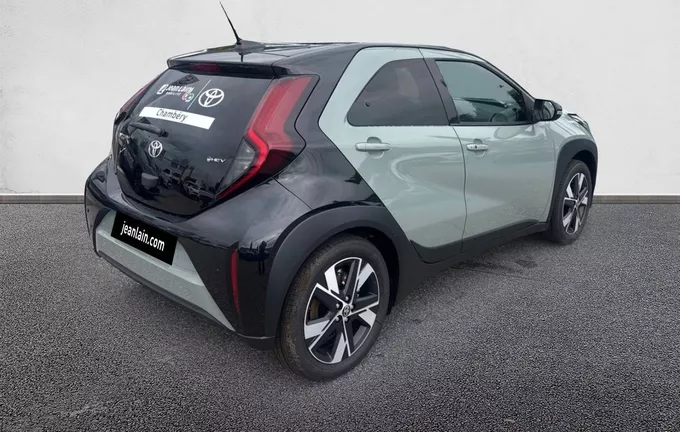 TOYOTA AYGO X Hybride 116h Graphic extérieur trois quart arrière droit 201728