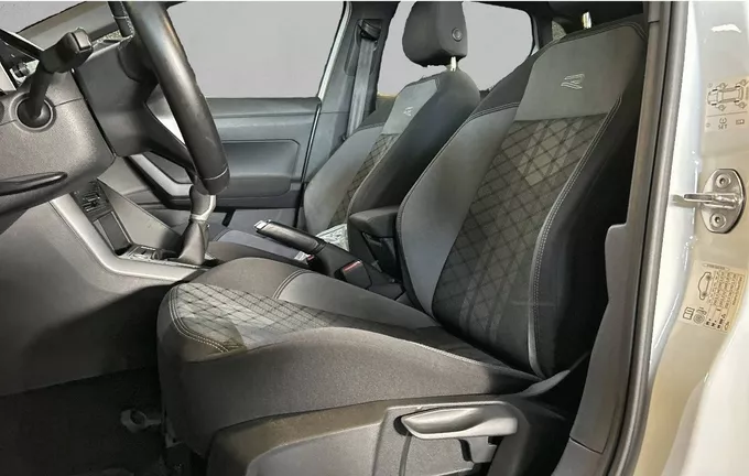 VOLKSWAGEN POLO 1.0 TSI 95 S&S BVM5 R-Line extérieur trois quart arrière droit 2122626