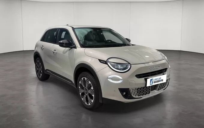 FIAT 600 T-Gen 3 1.2 Hybrid 145ch eDCT6 La Prima extérieur trois quart avant droit 2132861