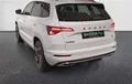 Miniature SKODA KAROQ 2.0 TDI 150 ch SCR DSG7 4x4 Sportline extérieur trois quart arrière gauche 2130110