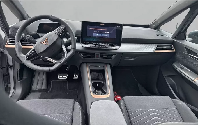 CUPRA BORN 204 ch One extérieur trois quart avant droit 3969